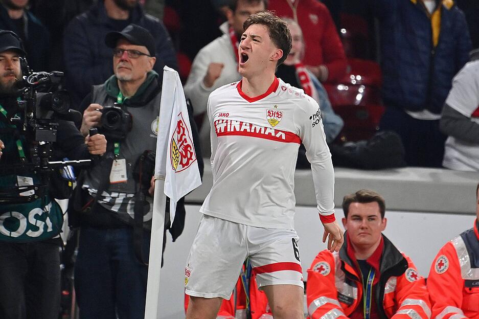 Angelo Stiller: Im Halbfinale nicht nur der ruhige Spielgestalter, sondern auch noch Torschütze – und wie! "Tor des Monats"-verdächtig? Ja. Stiller erzielte mit einem Traumtor das 1:0. Anschließend viel Kampf, viel Einsatz beim Nationalspieler. Note: 2