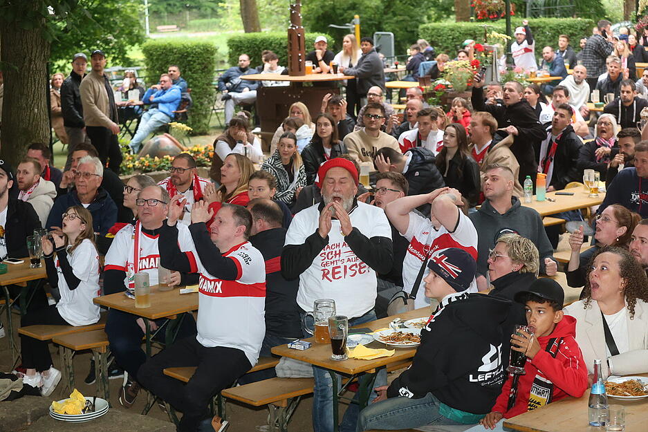 Hier können es die Heilbronner VfB-Fans ob einer vergebenen Torchance nicht fassen. Hier können es die Heilbronner VfB-Fans ob einer vergebenen Torchance nicht fassen.