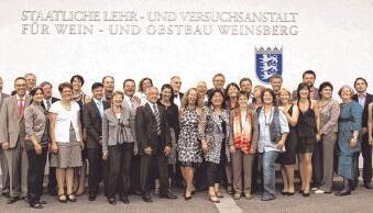 Das Gruppenbild der weiteren Führer vor dem Keltergebäude der Staatlichen Lehr- und Versuchsanstalt für Wein- und Obstbau in Weinsberg.Foto: privat Das Gruppenbild der weiteren Führer vor dem Keltergebäude der Staatlichen Lehr- und Versuchsanstalt für Wein- und Obstbau in Weinsberg.Foto: privat