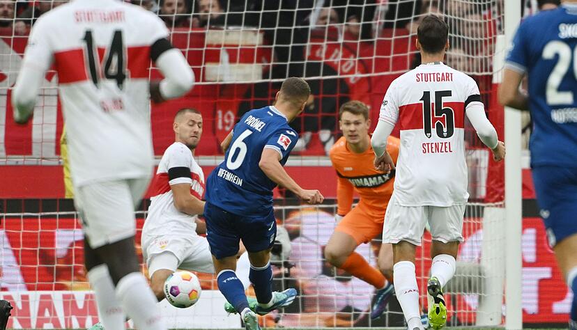Grischa Prömel (M) brachte die TSG Hoffenheim in Stuttgart in Führung. Der VfB verlor am Ende 2:3.
