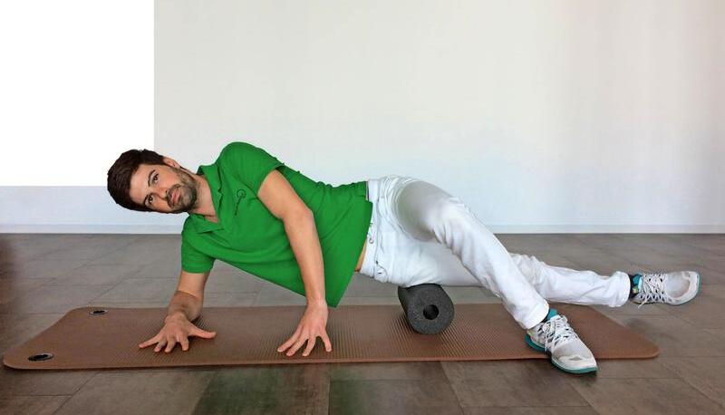 Physiotherapeut Manuel Krenkler aus der Praxis von Volker Sutor zeigt eine Faszien&uuml;bung.