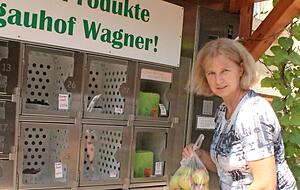 Eingespielter Automatenverkauf: Gerlinde Wagner auf ihrem Eppinger Hof. Foto: Peter Boxheimer
