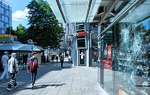 Horst Seehofer (Mitte) verschafft sich mit Landesinnenminister Thomas Strobl (li.) und OB Fritz Kuhn einen &Uuml;berblick &uuml;ber das Geschehen.
Foto: dpa