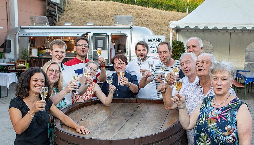 Die Gastgeber stoßen auf ihr erstes Wengertfest am Wartberg seit 2019 an (von links): Ines Kießling, Silke Albrecht, Fabian Albrecht, Markus Drautz, Stephanie de Longueville-Drautz, Monika Drautz, Matthias Hornung, Jürgen Sawall, Justin Kircher, Otto Gollerthan, Wolfgang und Renate Kießling. Die Gastgeber stoßen auf ihr erstes Wengertfest am Wartberg seit 2019 an (von links): Ines Kießling, Silke Albrecht, Fabian Albrecht, Markus Drautz, Stephanie de Longueville-Drautz, Monika Drautz, Matthias Hornung, Jürgen Sawall, Justin Kircher, Otto Gollerthan, Wolfgang und Renate Kießling.