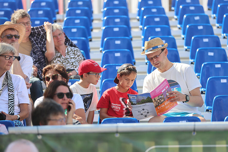 Die Nachwuchsspringer genie&szlig;en die seltene Gelegenheit, vor Olympiasiegern und Weltmeistern anzutreten.