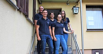 Uwe, Hannes, Marion, Anna und Lina Schock (v.l.) haben mit ihrer Idee, das Traditionsgasthaus im Ort weiterzuführen, offenbar einen Nerv getroffen.
Foto: Andreas Zwingmann