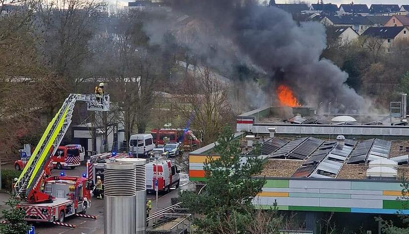 Die Feuerwehr bei ihrem Einsatz am Rendelbad in Öhringen. Die Feuerwehr bei ihrem Einsatz am Rendelbad in Öhringen.