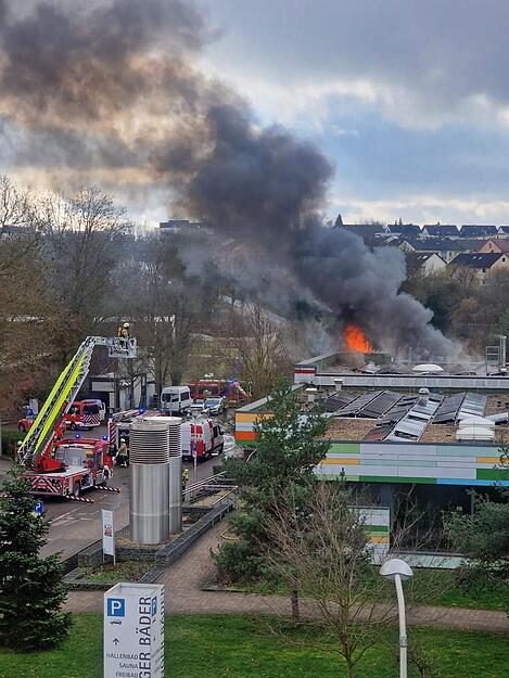 Die Feuerwehr bei ihrem Einsatz am Rendelbad in Öhringen.