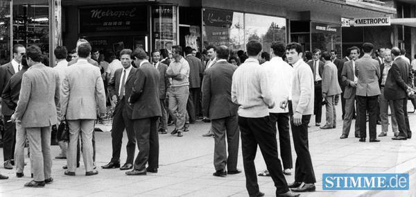 1970: Sonntag nachmittag in Heilbronn: Vor den Kinos in der Allee treffen sich Gastarbeiter aller Nationalitäten .