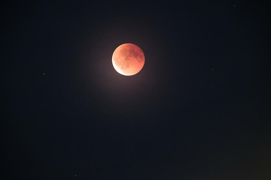 Die totale Mondfinsternis am Sonntagabend begeistert zahlreiche Schaulustige im Raum Heilbronn. Spektakuläre Aufnahmen sind etwa auch in Flein geglückt.
