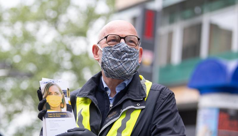 Verkehrsminister Winfried Hermann (Bündnis 90/Die Grünen) bei einem Pressetermin zur Maskenpflicht. Verkehrsminister Winfried Hermann (Bündnis 90/Die Grünen) bei einem Pressetermin zur Maskenpflicht.