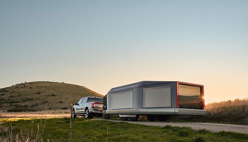 Ohne lokale Emissionen in die Natur: Gespanne aus E-Auto und elektrischem Caravan sollen das ermöglichen.
