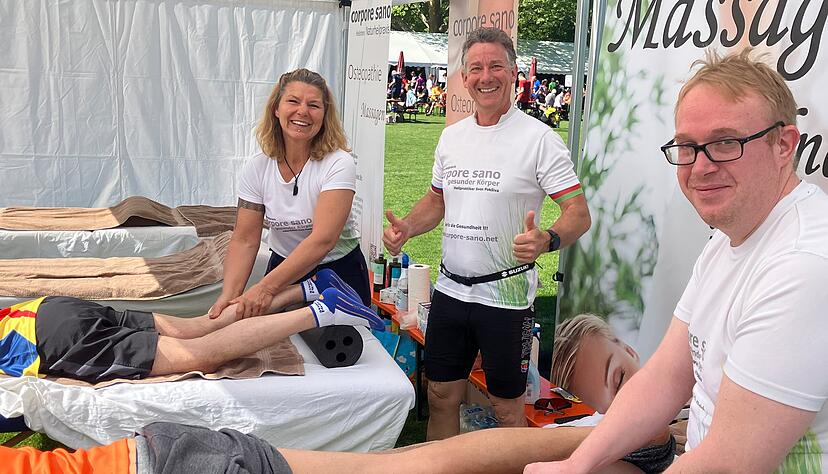 Massage nach dem Lauf bedeutet lange Wartezeiten. Einige Läufer lassen sich beim Team von Corpore Sano schon vor dem Start des Trollinger-Marathons in Heilbronn die Muskulatur lockern.
