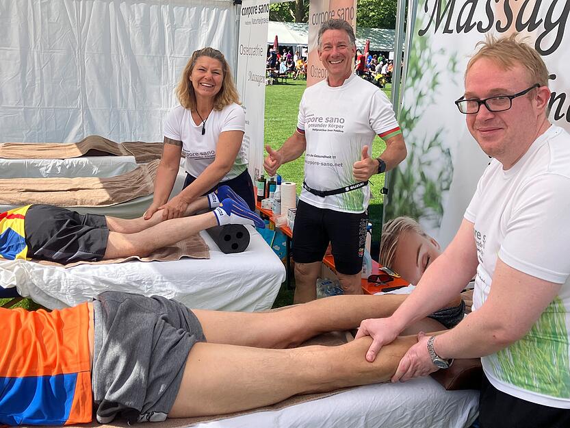 Massage nach dem Lauf bedeutet lange Wartezeiten. Einige Läufer lassen sich beim Team von Corpore Sano schon vor dem Start des Trollinger-Marathons in Heilbronn die Muskulatur lockern.