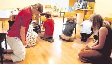Die Sch&uuml;ler beim Beten: F&uuml;nf Kinder werden zurzeit im Gemeindezentrum in der Heilbronner Oststra&szlig;e unterrichtet. Foto: Dittmar Dirks