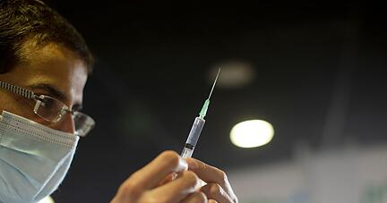 Ein Mitarbeiter des Gesundheitswesens bereitet in Jerusalem eine Spritze für eine Impfung gegen das Coronavirus vor.