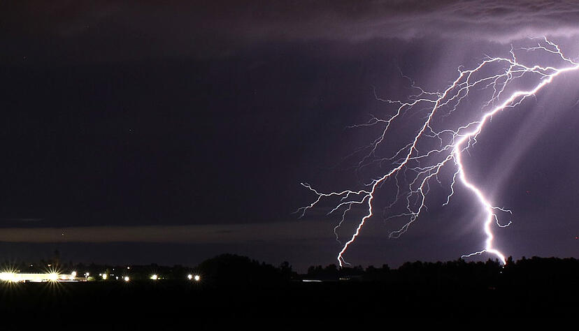 Ein Blitz zuckt bei einem Sommergewitter am Himmel. Ein Blitz zuckt bei einem Sommergewitter am Himmel.
