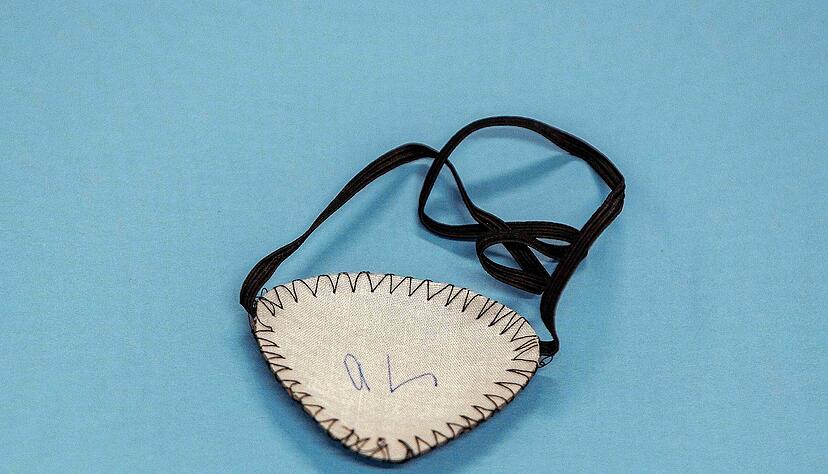 Handsignierte Augenklappe von Olaf Scholz. Handsignierte Augenklappe von Olaf Scholz.