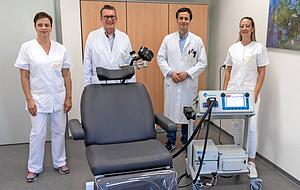 In diesem Sessel erfolgt die Magnetstimulation, betreut vom Team mit Carola Micillo (v.l.), Dr. Wolfgang Schöps, Dr. Florin Ardeleanu und Yildiz Baltas. Foto: privat In diesem Sessel erfolgt die Magnetstimulation, betreut vom Team mit Carola Micillo (v.l.), Dr. Wolfgang Schöps, Dr. Florin Ardeleanu und Yildiz Baltas. Foto: privat