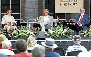 Christhard Schrenk (v. re.) beleuchtete bei der Wissenspause im Deutschhof mit Joachim Hennze und Karl Halbauer markante Heilbronner Türme.
Foto: Ralf Seidel
