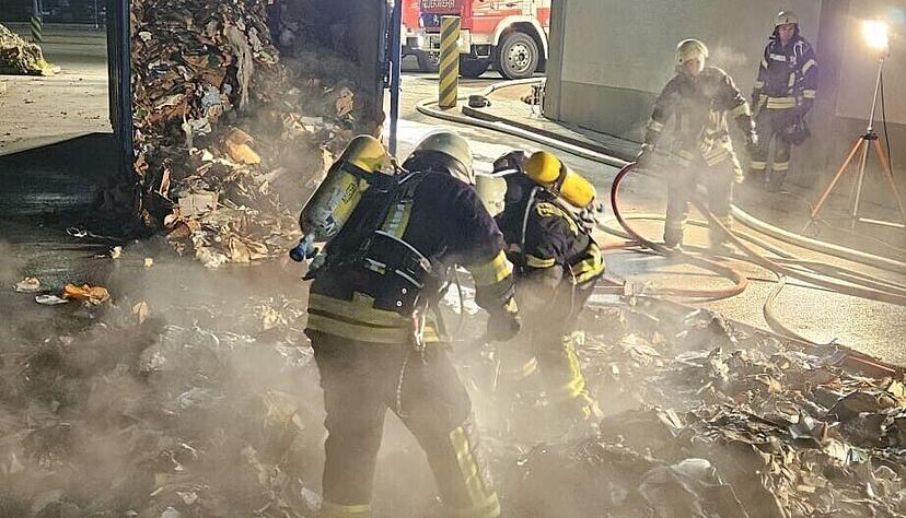 Die Einsatzkräfte bringen das Feuer rasch unter Kontrolle. Die Einsatzkräfte bringen das Feuer rasch unter Kontrolle.