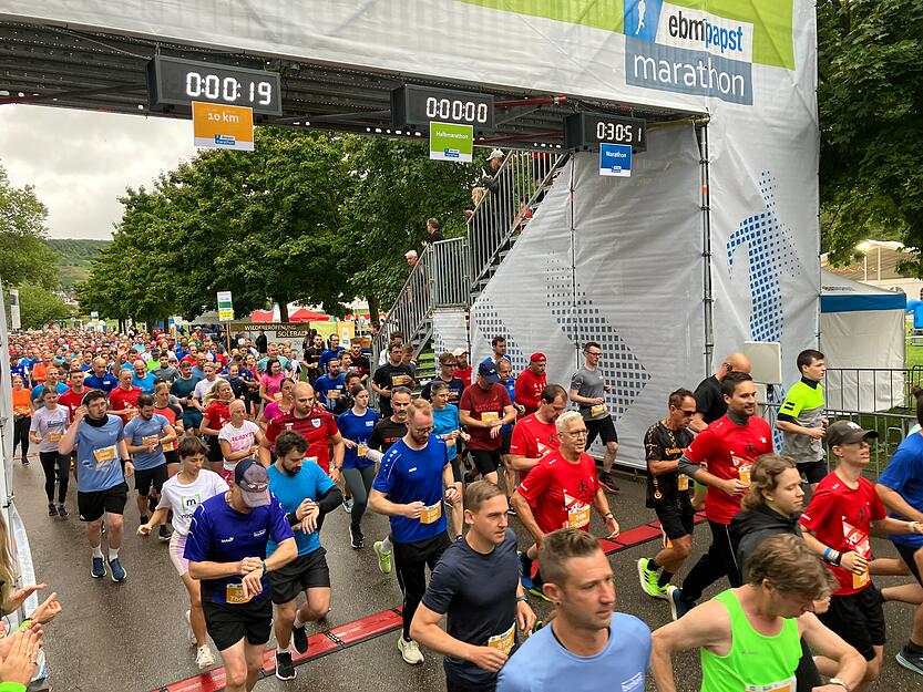 Schnell die Uhr gestartet und los: Das Läuferfeld ist auf der Zehn-Kilometer-Distanz am größten.