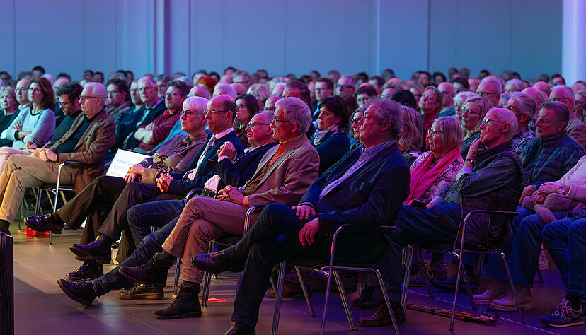 "Europa in der geopolitischen Sandwich-Position" lautete der Titel des Abends. Mit 450 Bewuchern war die Veranstaltung ausgebucht.