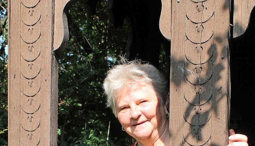 Sieglinde Böhringer lugt durch ein Fenster ihres "uralten Gartenhäusles". Sieglinde Böhringer lugt durch ein Fenster ihres "uralten Gartenhäusles".
