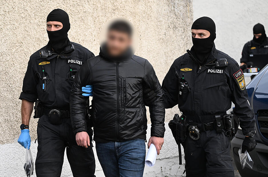 Einsatzkr&auml;fte der Polizei gehen am Dienstag gegen eine georgische Hehlerbande vor.