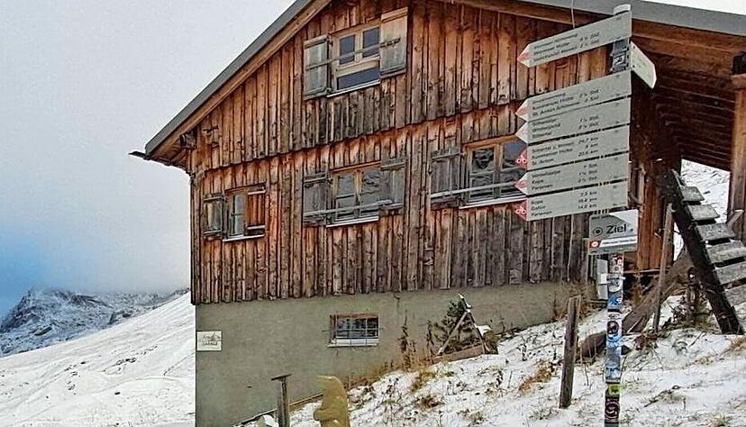 Die Heilbronner Hütte in den Vorarlberger Alpen blickt auf eine sehr erfolgreiche Saison zurück. Am Abschlusswochenende blieben aber manche Wanderer, die schon reserviert hatten, wegen der Schneefälle im Tal.
