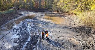 Einen Tag dauert die Begutachtung der Anlagen am Hochwasserrückhaltebecken. Dann folgen die Ergebnisberichte der zuständigen Büros.