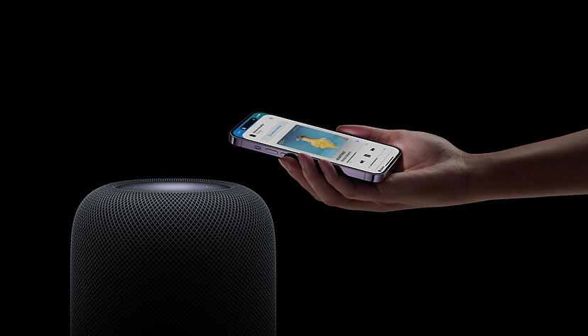 Apples Homepod pumpt f&uuml;r seine Gr&ouml;&szlig;e viel Bass in den Raum. So viel, dass Apple die M&ouml;glichkeit vorsah, den Bass-Aussto&szlig; in den Tiefen der Home-App zu reduzieren.