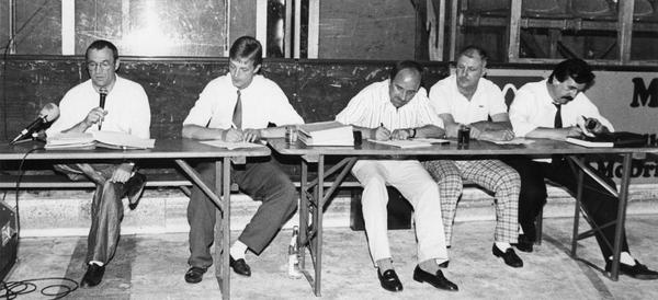 1989: Jahreshauptversammlung des HEC im Eisstadion am Europaplatz. Werner Albus (li) ist entlastet, seine Zeit als Vorsitzender findet ein gutes Ende. Mit am Vorstandstisch sitzen (von li) Bernd Widenmeyer, Joachim Weitzel, Hans-Peter Winkler und Werner Neutz.