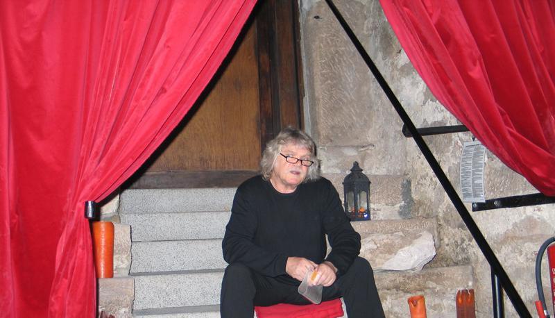 Den kleinen Kulturkeller im Alten Löwen in Wüstenrot eröffnete Martin Herrmann mit einem Soloprogramm.
Foto: Karin Freudenberger Den kleinen Kulturkeller im Alten Löwen in Wüstenrot eröffnete Martin Herrmann mit einem Soloprogramm.
Foto: Karin Freudenberger