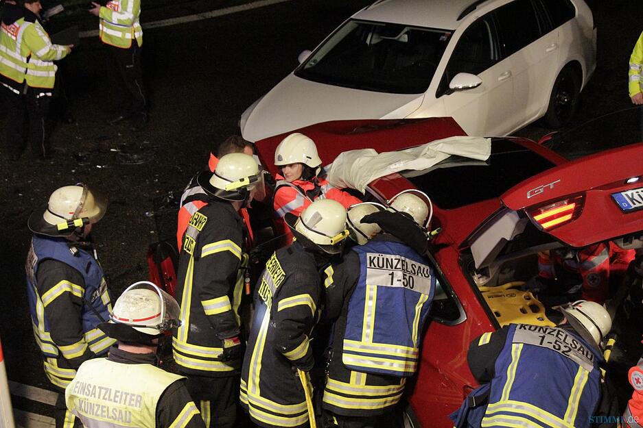 Kupferzell, B19 Autobahnauffahrt Heilbronn A6, BU: Die Feuerwehr befreit die eingeklemmte Fahrerin aus dem roten BMW.

Ein wei&szlig;er BMW nimmt einer Frau im roten BMW die Vorfahrt - nach dem Aufprall wird das rote Fahrzeug noch gegen einen wartenden wei&szlig;en Golf geschleudert. Zwei Schwerverletzte. 2.3.2016 im Einsatz die Freiwilligen Feuerwehren aus K&uuml;nzelsau und Kupferzell