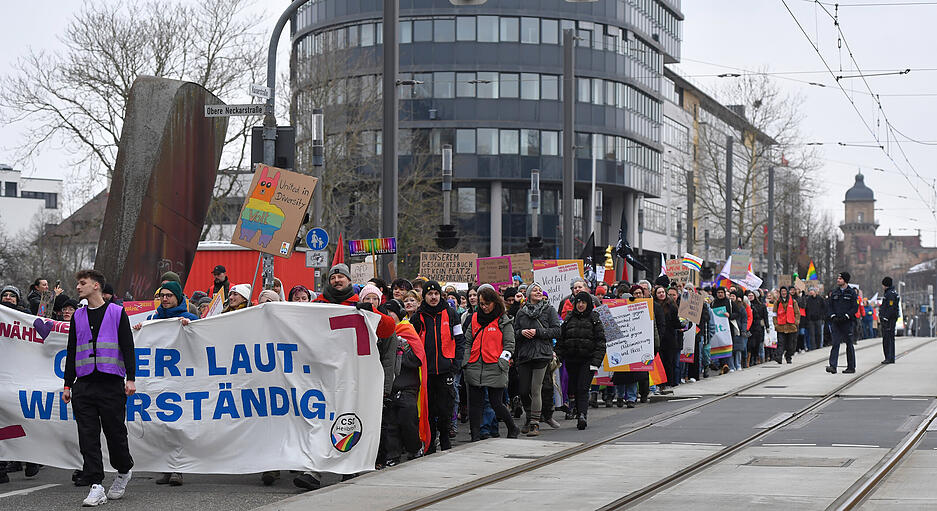 Die Kundgebung startete am Mittag auf der Heilbronner Theresienwiese mit einem Redebeitrag des CSD Heilbronn und einem Musikbeitrag, von dort aus führte der Protestzug zum Kiliansplatz. Die Kundgebung startete am Mittag auf der Heilbronner Theresienwiese mit einem Redebeitrag des CSD Heilbronn und einem Musikbeitrag, von dort aus führte der Protestzug zum Kiliansplatz.