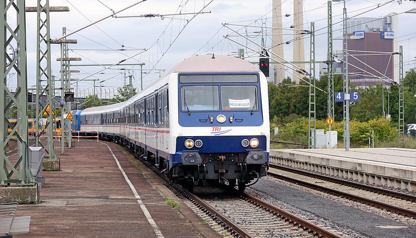 Der RE8 stoppt am Bahnhof Neckarsulm. Nur alle zwei Stunden f&auml;hrt ein Zug nach W&uuml;rzburg durch.