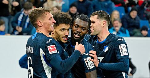 Die Hoffenheimer jubeln über das Tor zum 3:0 gegen den SC Freiburg. Die Hoffenheimer jubeln über das Tor zum 3:0 gegen den SC Freiburg.