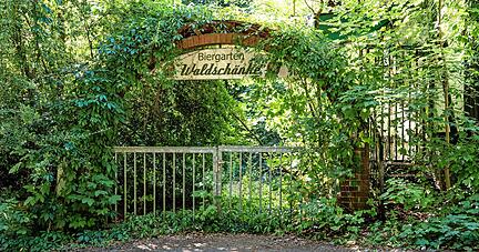 Die Natur nimmt zunehmend Besitz vom Biergartenareal. Aufnahme aus dem Jahr 2022. Die Natur nimmt zunehmend Besitz vom Biergartenareal. Aufnahme aus dem Jahr 2022.
