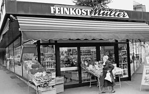 Handel muss nicht immer Wandel sein: Die M&uuml;llers setzen auf Best&auml;ndigkeit. Die Aufnahme stammt aus dem Jahr 1996, seither hat sich an dem Gesch&auml;ft an der Ecke Titot- und Gymnasiumstra&szlig;e nicht viel ver&auml;ndert.
Foto: Archiv