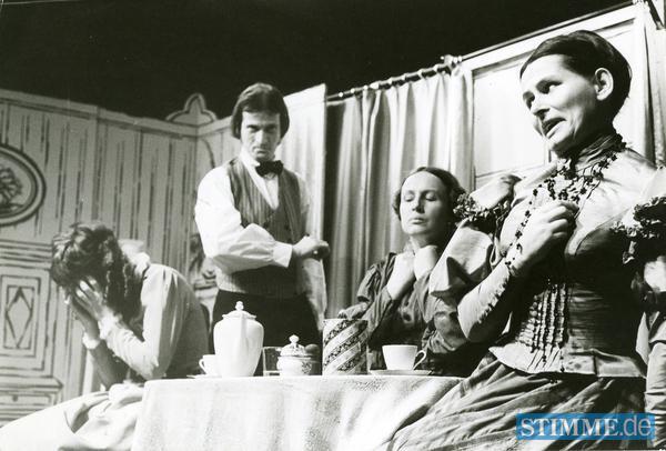 Zusammengestellt von Archiv und Dokumentation der Heilbronner Stimme 
1974 - Fisch zu viert" feiert im März auf der Harmonie-Studiobühne des Heilbronner Theaters Premiere (v.l.: Annette Luyken, Friedrich Hammann, Ingrid Richter-Wendel, Ursula Münch). Zusammengestellt von Archiv und Dokumentation der Heilbronner Stimme 
1974 - Fisch zu viert" feiert im März auf der Harmonie-Studiobühne des Heilbronner Theaters Premiere (v.l.: Annette Luyken, Friedrich Hammann, Ingrid Richter-Wendel, Ursula Münch).