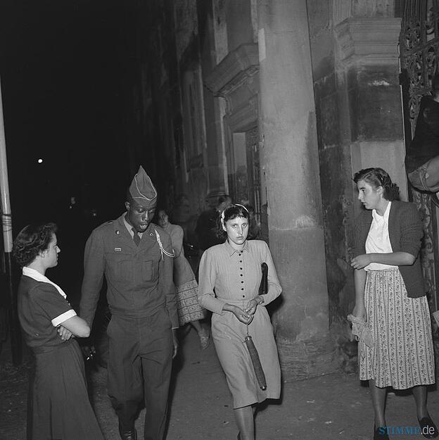 Die ersten farbigen Soldaten sieht man seit Ende 1951 in der Stadt, wie hier am Deutschhof.