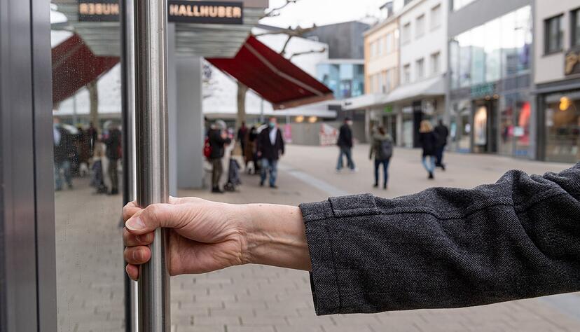 Wann gehen die Türen im Einzelhandel wieder bei allen Geschäften auf? Der Stufenplan von Bund und Ländern wird von Bürgern kontrovers bewertet.
Foto: Mario Berger Wann gehen die Türen im Einzelhandel wieder bei allen Geschäften auf? Der Stufenplan von Bund und Ländern wird von Bürgern kontrovers bewertet.
Foto: Mario Berger