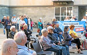 Etwa 65 Zuhörer waren in den Innenhof des Rathauses zur Gedenkstunde gekommen.
Fotos: Andreas Veigel Etwa 65 Zuhörer waren in den Innenhof des Rathauses zur Gedenkstunde gekommen.
Fotos: Andreas Veigel