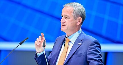 Frank Mastiaux spricht bei einer Hauptversammlung.