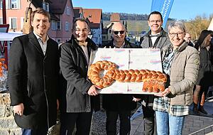 Den Ansto&szlig; f&uuml;r den Kauf und den Umbau des Hauses gab Niederhalls B&uuml;rgermeister Achim Beck (links).