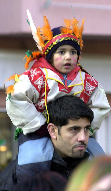 Auch der kleine Zuschauer auf Papas Schultern schaut gespannt auf das närrische Treiben in Heilbronn im Jahr 2005.