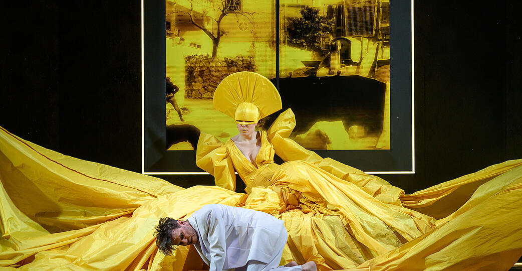 &bdquo;Ich bin ein Sterbender, der nicht sterben kann&ldquo;: Nikolaj Alexander Brucker spielt den Au&szlig;erirdischer Thomas Jerome Newton und ist damit auch ein Wiederg&auml;nger David Bowies.