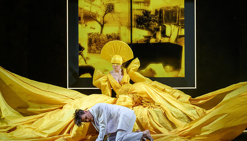 &bdquo;Ich bin ein Sterbender, der nicht sterben kann&ldquo;: Nikolaj Alexander Brucker spielt den Au&szlig;erirdischer Thomas Jerome Newton und ist damit auch ein Wiederg&auml;nger David Bowies.