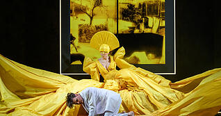 &bdquo;Ich bin ein Sterbender, der nicht sterben kann&ldquo;: Nikolaj Alexander Brucker spielt den Au&szlig;erirdischer Thomas Jerome Newton und ist damit auch ein Wiederg&auml;nger David Bowies.